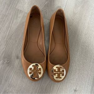 Tory Burch Ballet. Tan color /Gold tono logo size 8.5 M
